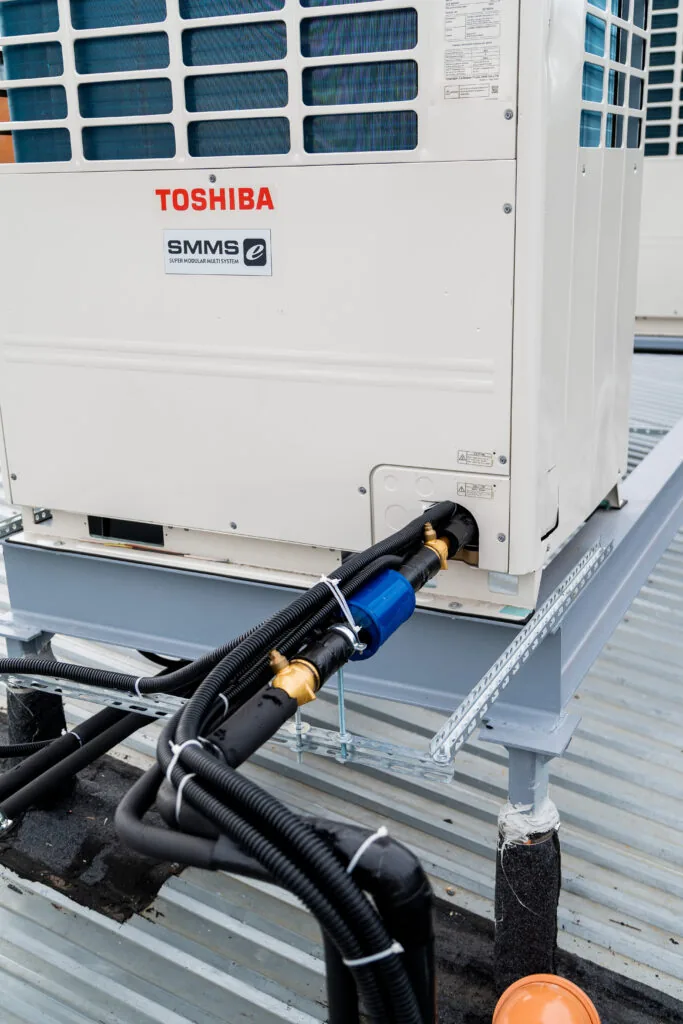 Наружные блоки VRF-системы Toshiba и коммуникации фреонопровода